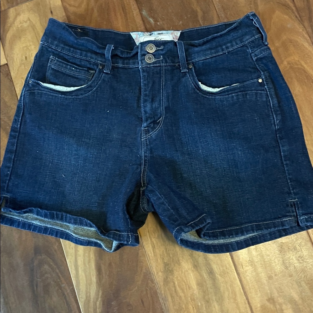 Levi's Women's Jean Shorts. Very Good Condition. Size 8.